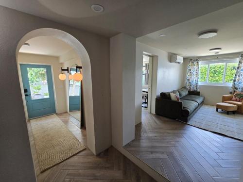 Ruang duduk di Salt&Sage - Modern 3BR Fully Renovated in May 2025