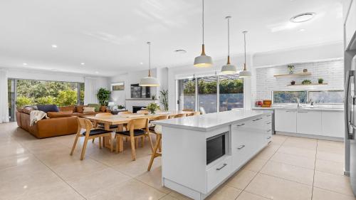 a kitchen and living room with a table and chairs at Que Syrah in Pokolbin