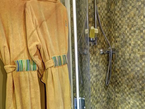 Bilik mandi di Cottage in Normandy with Thermal Spa