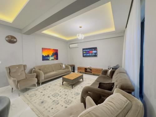 a large living room with couches and a tv at Zümrüt villaları in Sapanca