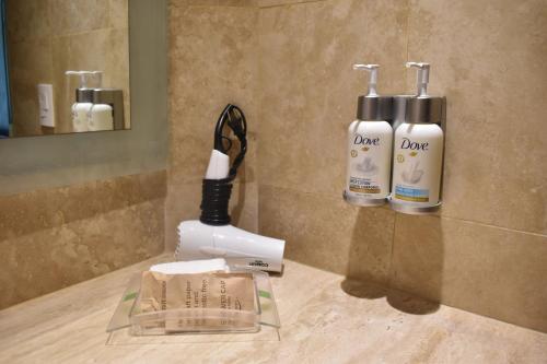 Bilik mandi di Holiday Inn Guadalajara Select by IHG