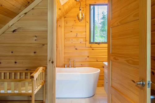 Φωτογραφία από το άλμπουμ του Whiskey Harbour Lakehouse - Lake Huron Getaway σε Red Bay