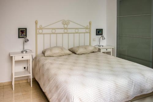 1 dormitorio con 1 cama grande y 2 mesitas de noche en Apartamento Moira, en Granada