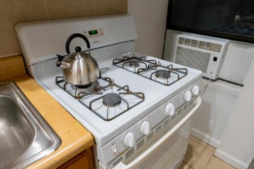 ニューヨークにあるHells Kitchen Hideawayのストーブの上に置かれたティーケトル