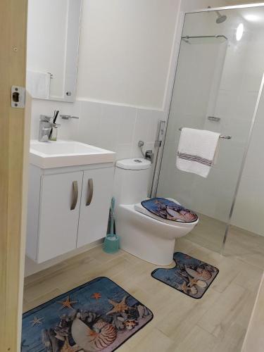 a bathroom with a toilet and a sink and a shower at Beautiful Beach in El Quindio