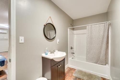 Un baño blanco con lavabo y ducha. en ATV-Friendly Briceville Studio Pets Welcome, en Briceville