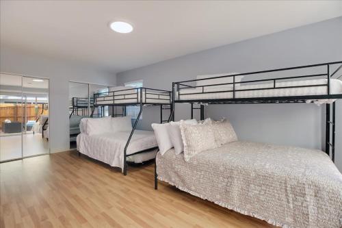 Postel nebo postele na pokoji v ubytování Goodland Blue House