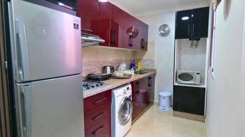 una cocina con nevera y lavadora en Tamraght Ocean Luxe, en Tamraght Ouzdar