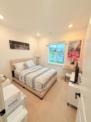 a bedroom with a bed and a desk and a window at Cozy Private Room, Room 1, Near Seattle and Mt Rainier, Quiet and Comfy Stay in Bonney Lake