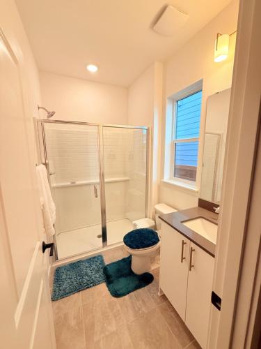 a bathroom with a shower and a toilet and a sink at Cozy Private Room, Room 1, Near Seattle and Mt Rainier, Quiet and Comfy Stay in Bonney Lake