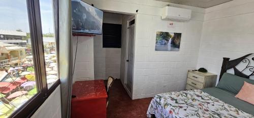 a small room with a bed and a window at Apartamento Mirador de La ciudad in Jarabacoa