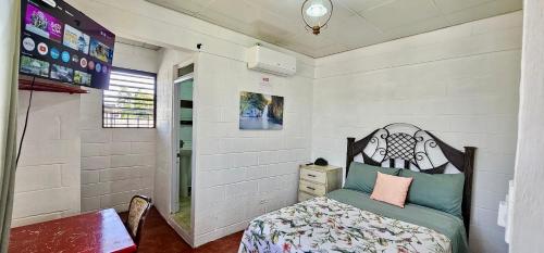 a small bedroom with a bed and a table at Apartamento Mirador de La ciudad in Jarabacoa