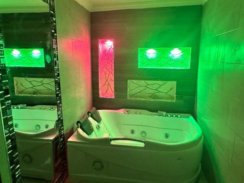 Ванная комната в hermoso departamento tres dormitorios con jacuzzi y area barbiqui