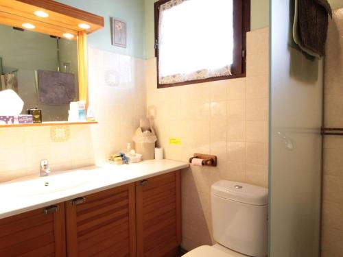 Phòng tắm tại Chalet cosy 2 chambres pour 6 pers. avec garage, proche station et navette à 150m - FR-1-572-162