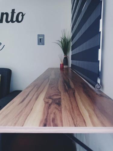 un primer plano de una mesa de madera en una habitación en American Consulate 5 minutes away D1, en Manuel F. Martínez