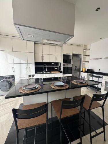 Η κουζίνα ή μικρή κουζίνα στο Mindelo Bay Apartment