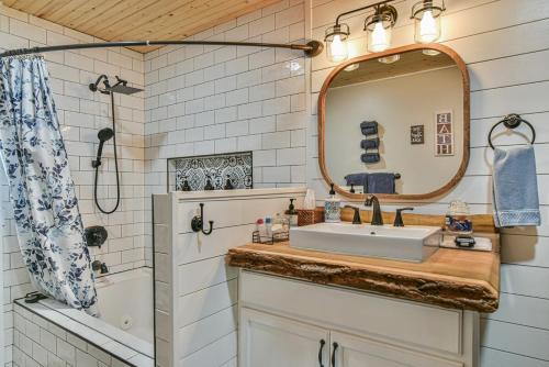 Koupelna v ubytování Tranquil Mountain Retreat With Hot Tub Pet Friendly