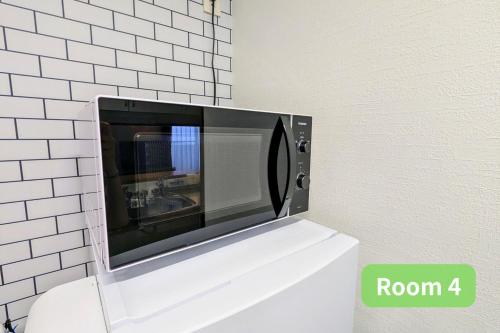 a microwave oven sitting on top of a counter at Vacation House 1 in Funabashi