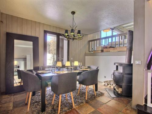 Chalet spacieux avec terrasse et jacuzzi, proche des pistes pour 14 personnes