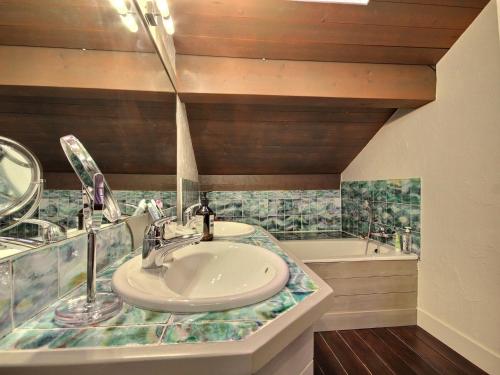 La Plagne TarentaiseにあるChalet 14 personnes, jacuzzi et garage - FR-1-455-268の洗面台と浴槽のあるバスルーム
