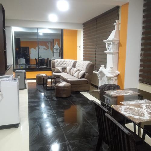 a living room with a couch and a clock tower at hermoso,tematico y espacioso departamento in Allpacoma