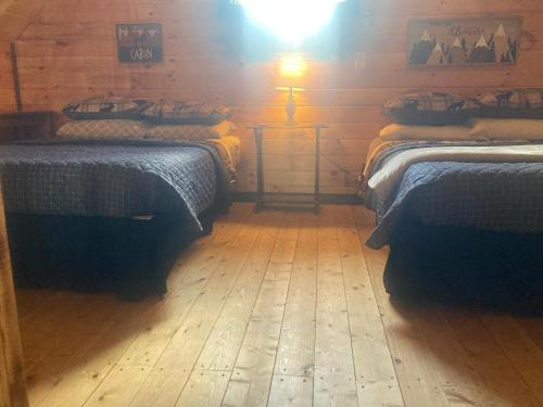 Katil atau katil-katil dalam bilik di Lazy Oak Lay-Up, WiFi, Hot Tub