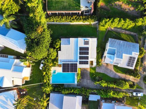 Kolam renang di atau dekat dengan The Pool House