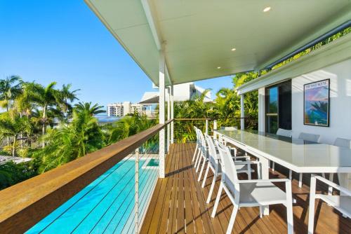 Kolam renang di atau dekat dengan The Pool House