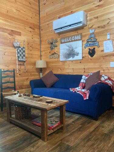 Ruang duduk di Lazy Oak Lay-Up, WiFi, Hot Tub
