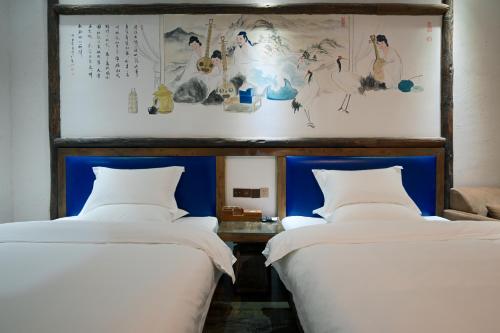 Ένα ή περισσότερα κρεβάτια σε δωμάτιο στο Old Story Inn Lijiang Old Town