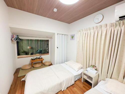 a bedroom with two beds and a window at 花乃郷 西池袋 in Tokyo