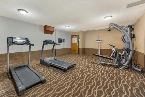 a gym with two treadmills and two exercise bikes at Quality Inn Umatilla - Hermiston in Umatilla