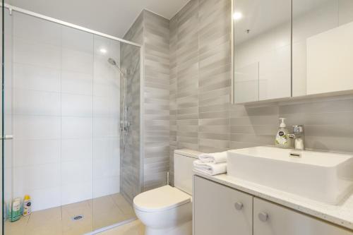 ein Badezimmer mit Dusche, Toilette und Waschbecken in der Unterkunft Bright 1BR Apartment with Stunning Views - Hosted by Canstay in Turner