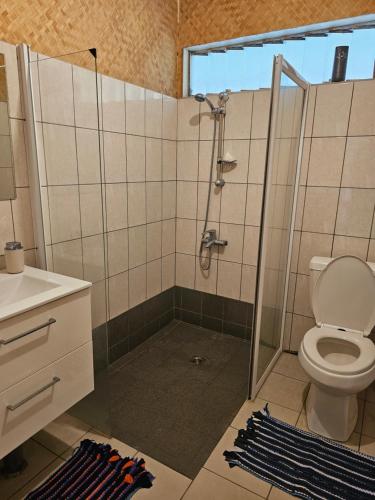 ボラボラにあるRaihei Auberge de jeunesse Chez l'habitant à Bora Boraのシャワーとトイレ付きのバスルーム