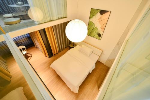 a small room with a white chair and a lamp at Dabaizhijia Executive Apartment Bantian Huawei Branch in Shenzhen