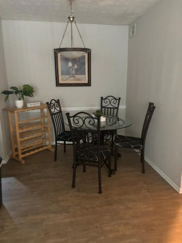 a dining room with a table and chairs at Quaint one bedroom flat in Atlanta