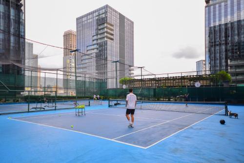 a man standing on a tennis court in a city at Dabaizhijia Executive Apartment Bantian Huawei Branch in Shenzhen