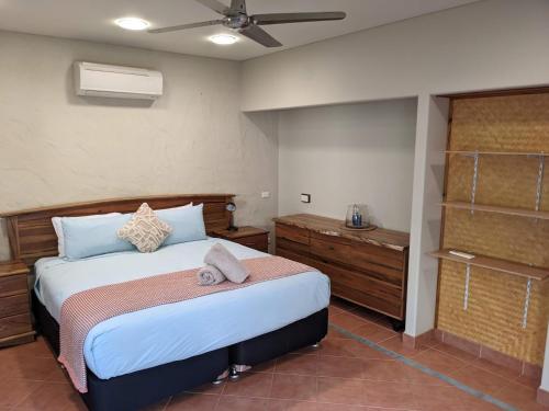 Ένα ή περισσότερα κρεβάτια σε δωμάτιο στο Cable Beach Getaways