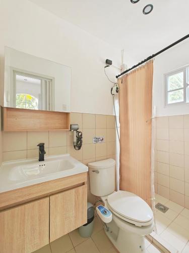 Ένα μπάνιο στο The Cocoon House