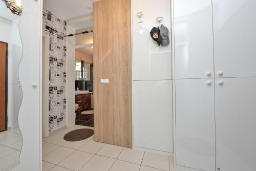 un pasillo con armarios blancos y una puerta en Apartment M, en Zadar
