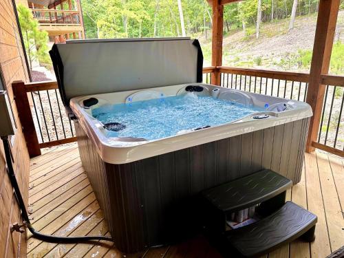 Φωτογραφία από το άλμπουμ του Creekside Retreat 4BR/4BA +Pond View at Tall Timber Camp σε Melva