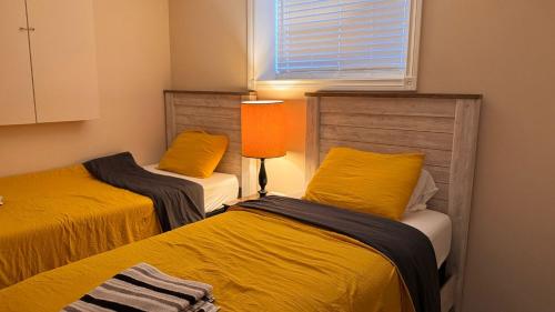 Ένα ή περισσότερα κρεβάτια σε δωμάτιο στο Calgary Super Cozy Guest Rooms Near Banff