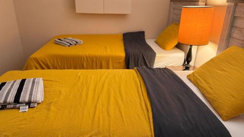 Ένα ή περισσότερα κρεβάτια σε δωμάτιο στο Calgary Super Cozy Guest Rooms Near Banff