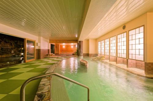 Bazén v ubytování Ooedo Onsen Monogatari Premium Shirahama Saichoraku nebo v jeho okolí