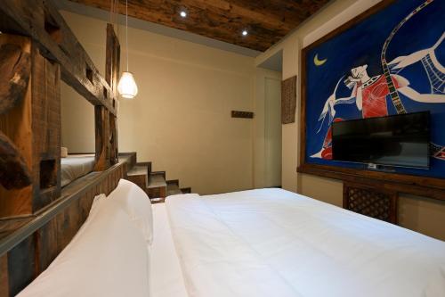 Ένα ή περισσότερα κρεβάτια σε δωμάτιο στο Old Story Inn Lijiang Old Town