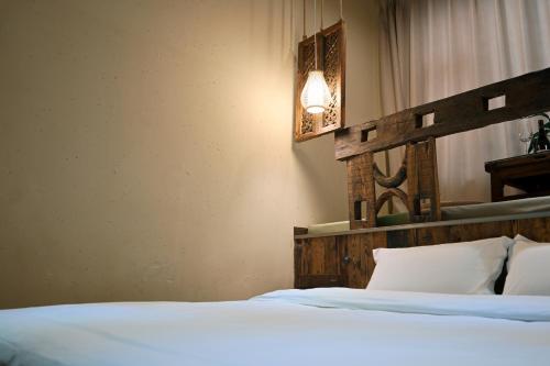 Ένα ή περισσότερα κρεβάτια σε δωμάτιο στο Old Story Inn Lijiang Old Town