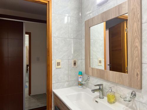 une salle de bain avec un lavabo et un miroir dans l'établissement Los Álamos - casa de campo, à Juan L. Lacaze