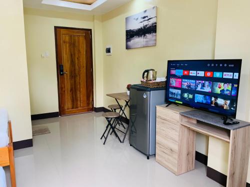 Una televisión o centro de entretenimiento en MCA Hotel Suites