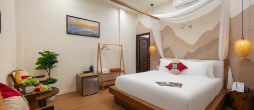 ハノイにあるWanderlust Stationの部屋にある大きな白いベッドのある寝室