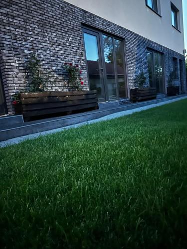 Κήπος έξω από το Luxury Private Rooms